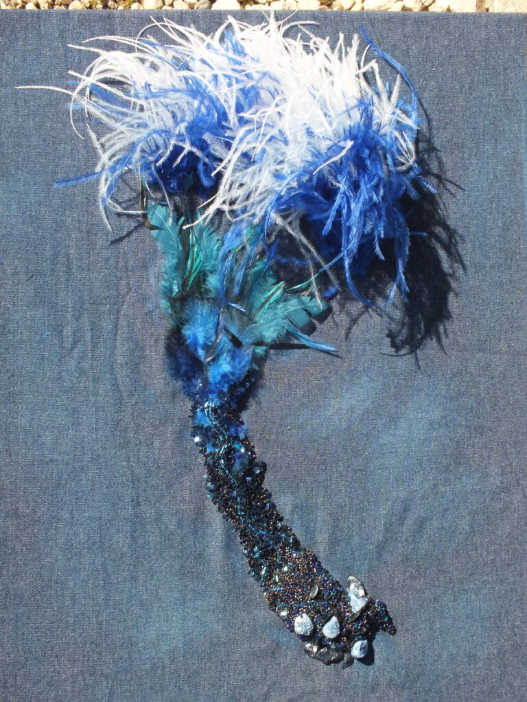 broderie plume et perles bleue